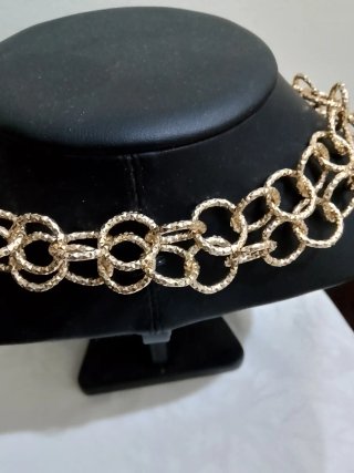 Collana lunga dorata con maglie a cerchio