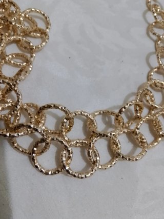 Collana lunga dorata con maglie a cerchio