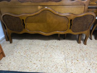 Cabecero de madera con marquetería y  ratán