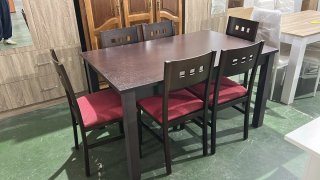 Mesa de comedor oscura con 6 sillas rojas