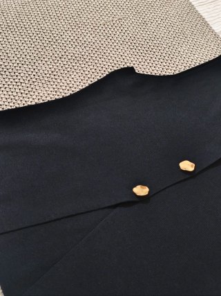 Chaleco de punto azul marino con botones dorados