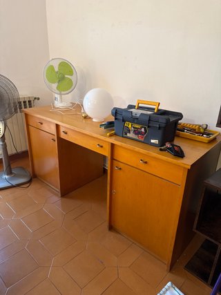 Escritorio de madera con cajones