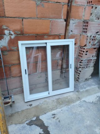 Ventana aluminio corredera pequeña