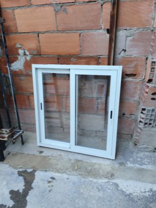 Ventana aluminio corredera pequeña