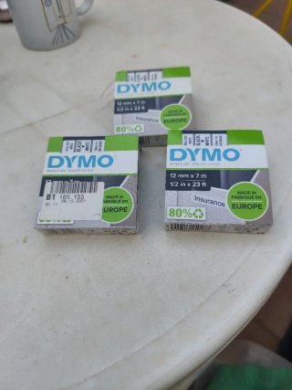 DYMO D1 etiquetas impresión blanca sobre fondo neg
