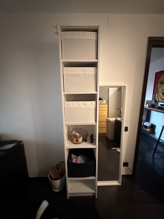 Estantería blanca con cajas de tela