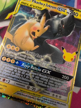 Carta Pokémon Pikachu y Zekrom GX 33/181