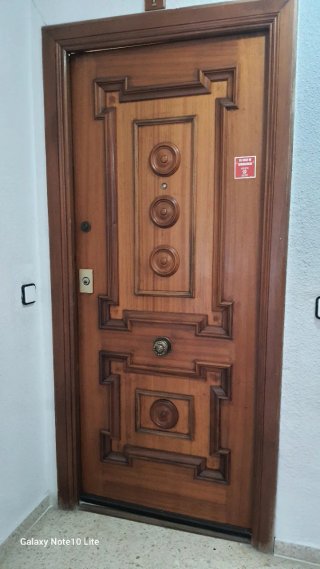 Puerta de piso de madera
