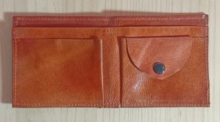 Cartera artesanal de piel con diseño troquelado