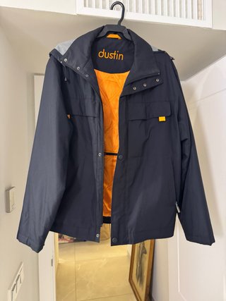 Chaqueta impermeable Dustin negra y naranja