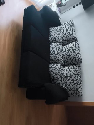 Sofá de tela negro y multicolor