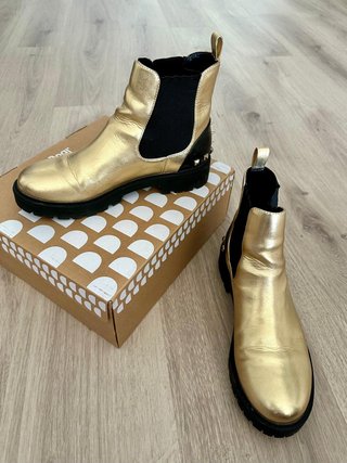 Botas doradas Desigual con tachuelas