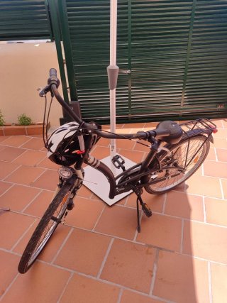 Bicicleta de paseo con casco
