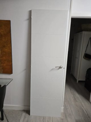 Puerta blanca con rayado horizontal.