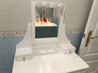 Tocador blanco con espejo y banqueta