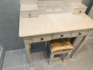 Tocador blanco con espejo y banqueta