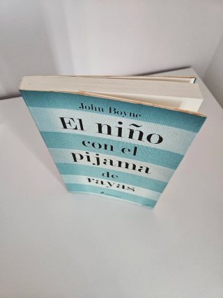 El niño con el pijama de rayas