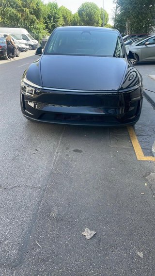 Tesla Model Y 2025