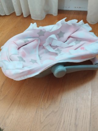 Mecedora para muñecas en perfecto estado