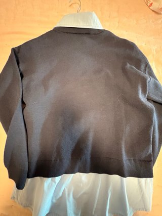Jersey negro con camisa azul