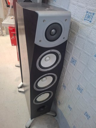 Altavoces negros y plateados