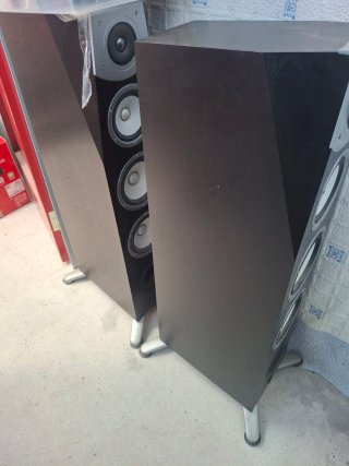 Altavoces negros y plateados