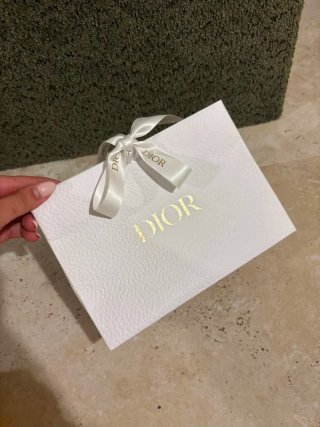 Bolsa de papel Dior blanca y dorada