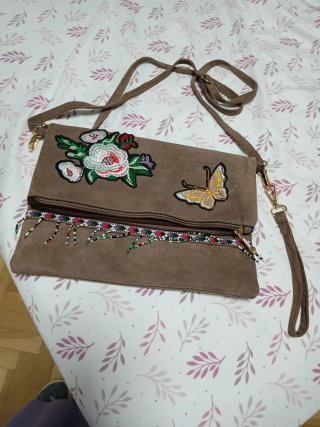 Bolso marrón con cremallera y bordado