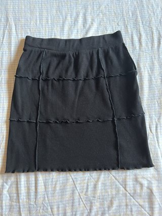 Falda negra ajustada con costuras