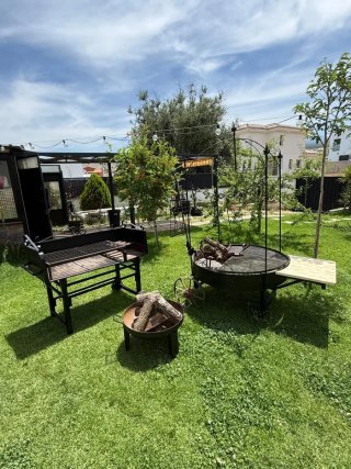 Barbacoa de metal, piedra y madera