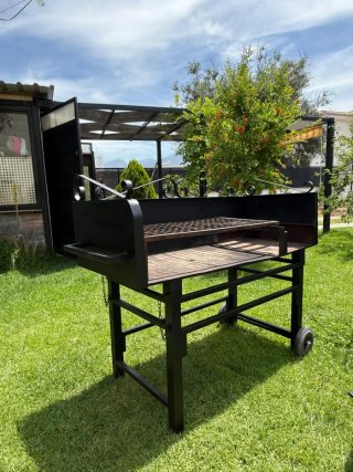 Barbacoa de metal, piedra y madera