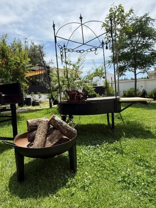 Barbacoa de metal, piedra y madera