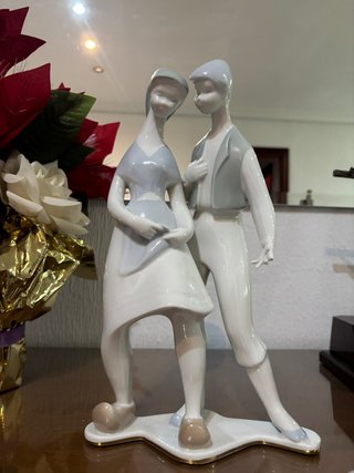 Figura de porcelana pareja decorativa