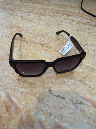 Gafas de sol Guess negras y marrones