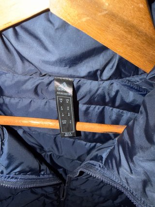 Chaqueta Adidas acolchada azul marino