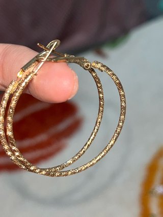 Aros dorados con textura brillante