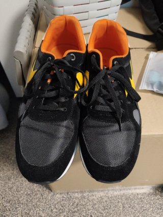 Zapatillas deportivas hombre negro y naranja