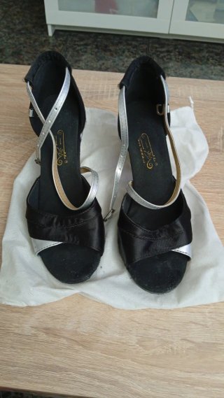 Zapatos de baile negros y plateados
