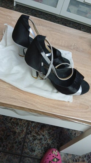 Zapatos de baile negros y plateados