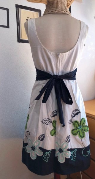 Vestido blanco con flores verdes