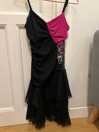 Vestido Bodyflirt negro y fucsia