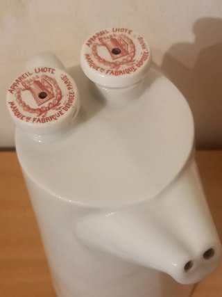 Antiguo sifón de porcelana