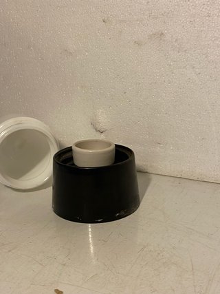 Lampada da muro base nera e paralume bianco