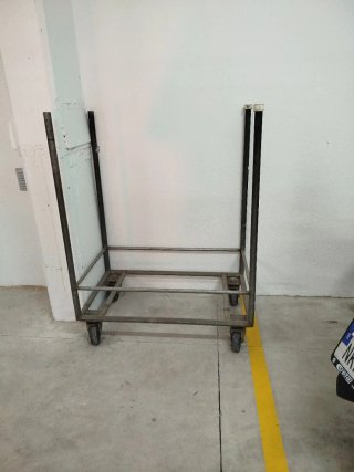 Carro metálico con ruedas