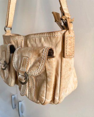 Bolso de cuero beige y marrón