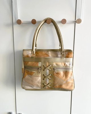 Bolso de cuero patchwork beige y dorado
