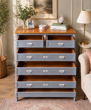 Preciosa Cómoda antigua de madera gris y marrón