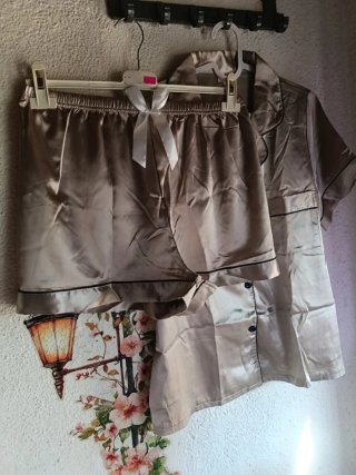 Pijama corto satén color beige brillante.