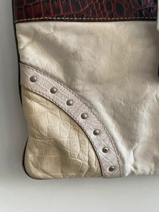 Bolso de cuero beige y dorado