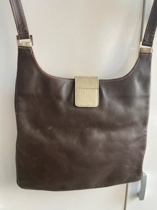 Bolso de cuero beige y dorado